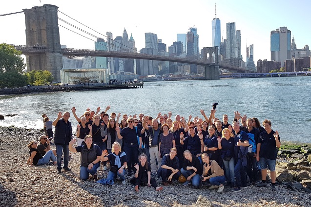 Gruppenfoto vor der Brooklyn Bridge